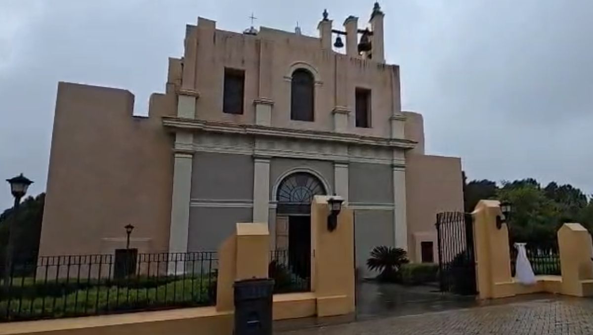 Dejan vestido de novia en entrada iglesia de Montemorelos | Martha Zamora