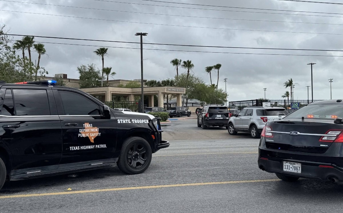 Elementos de seguridad arribaron a la escuela Simon Rivera Eartly College High School en Brownsville, Texas. | Redes