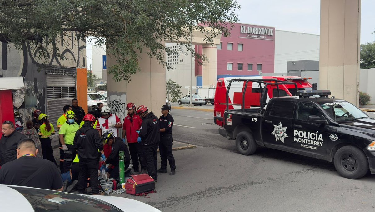 El hombre se cayó, quedó sobre el pavimento y vomitó hasta perder el conocimiento. Foto: Víctor González
