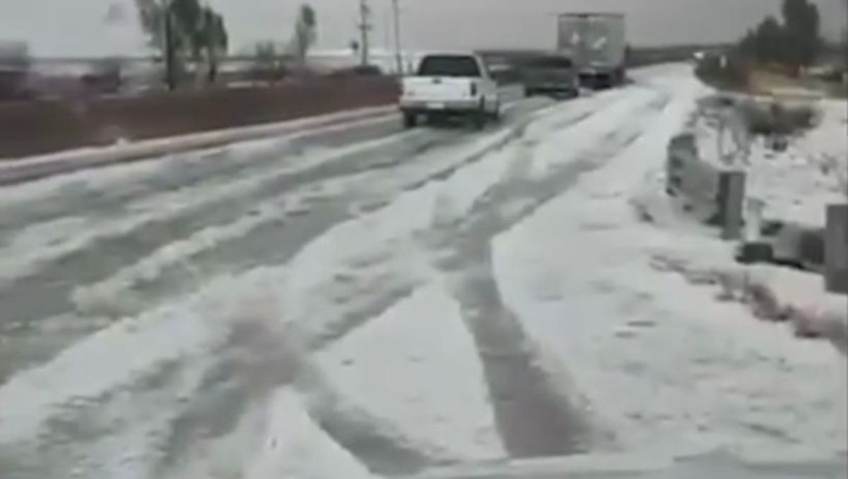 La intensa granizada cubrió de hielo la carretera federal 54 en Villa de Cos, Zacatecas. | Foto: Especial