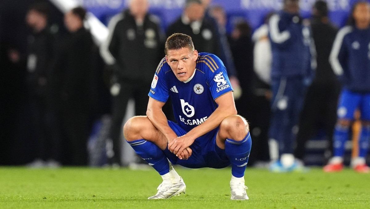 El Leicester City cae a la tercera división de Inglaterra 10 años después de conquistar la Premier League en 2016 (AP)