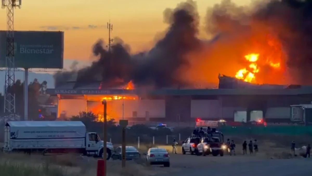 Las llamas se propagaron hacia los almacenes, que contenían productos de abarrotes. | Foto: Captura de pantalla