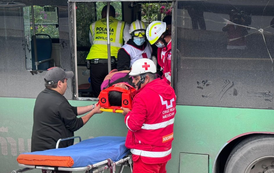 Rescatistas de la Cruz Roja tuvieron que romper una de las ventanas del camión para poder liberar y auxiliar a la mujer lesionada. | Fabricio Gallegos