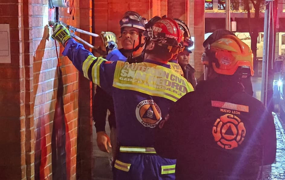 Rescatistas de Protección Civil municipal y estatal acudieron para controlar el siniestro y ventilar el humo. | Mayte Villasana