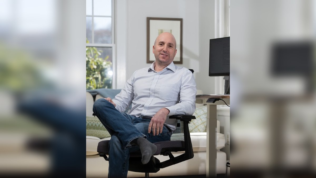 Dan Sirk utiliza IA para desempeñar el cargo de director de marketing en más de una empresa, en Boston. (David Degner/New York Times)