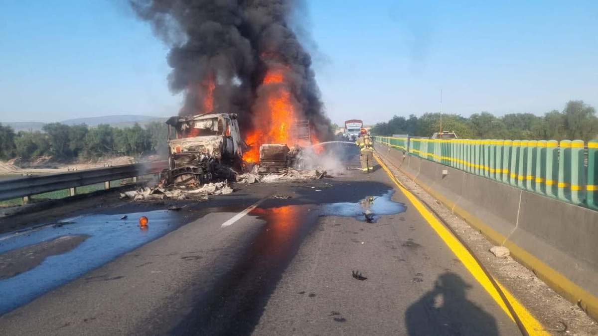 Un tráiler se incendió en el Arco Norte este martes. (Cortesía)