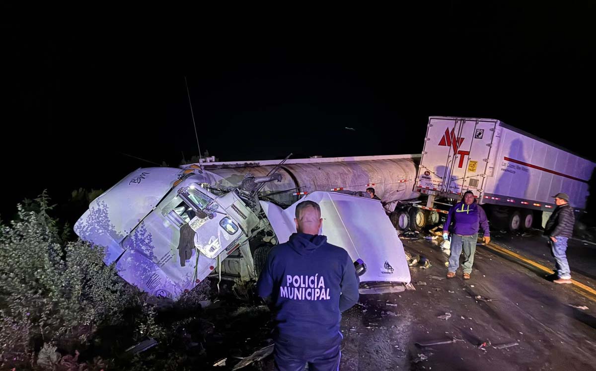 Accidente entre dos tráileres deja dos lesionados. | Foto: Especial