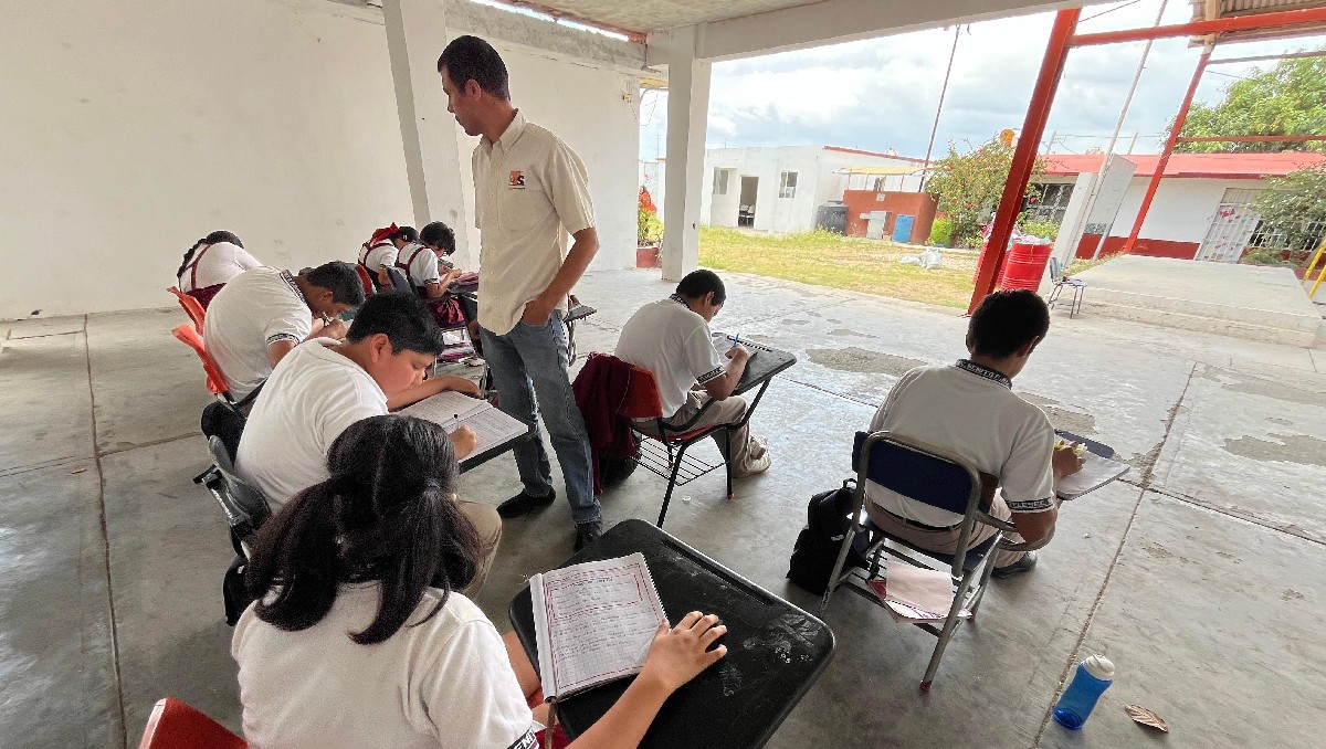 Alumnos toman sus clases al exterior debido al calor y la falta de energía eléctrica. (Yazmín Sánchez)