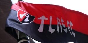 Banderín del Atlas previo a partido contra Monterrey en el Estadio Jalisco.