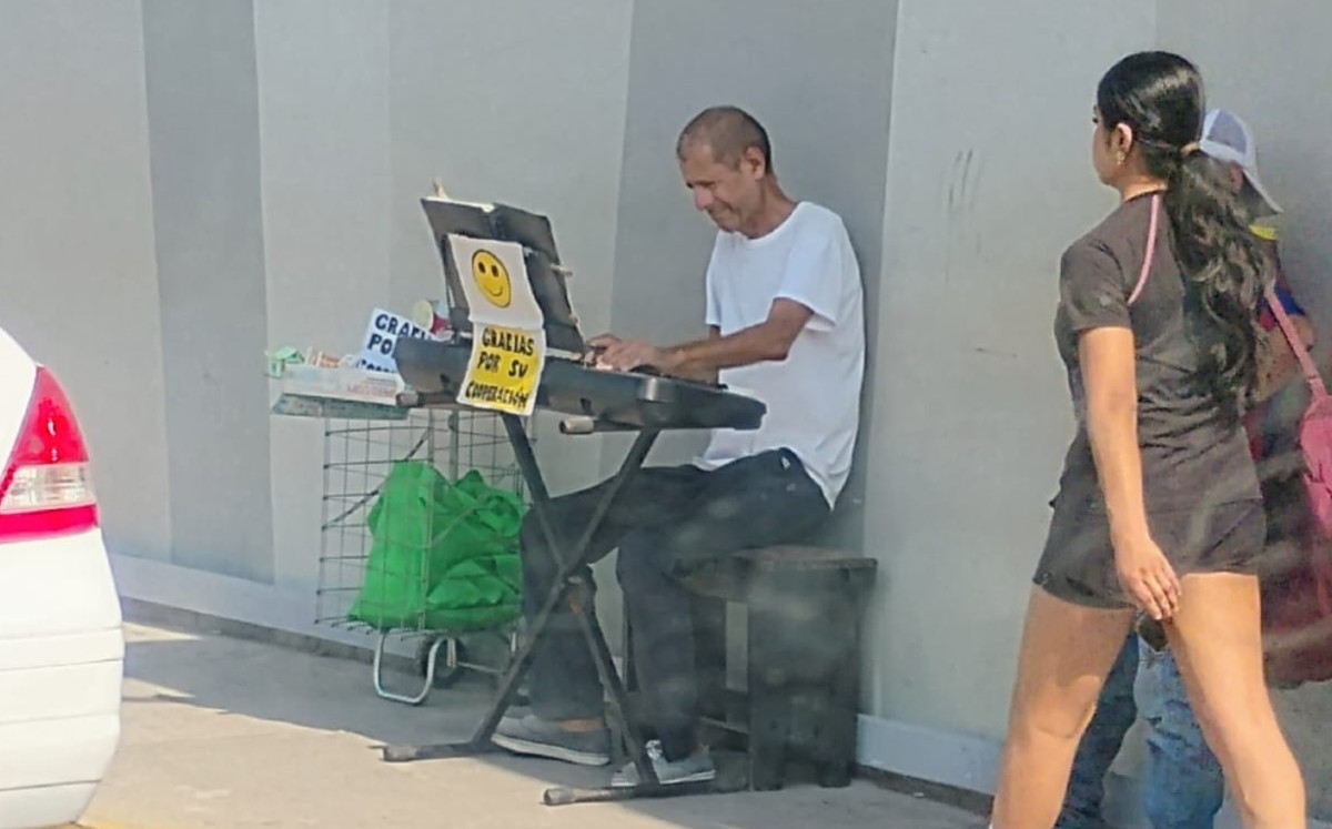 Carlos Aurelio todos los días monta su escenario para sorprender con buenas melodías a los peatones. | Especial