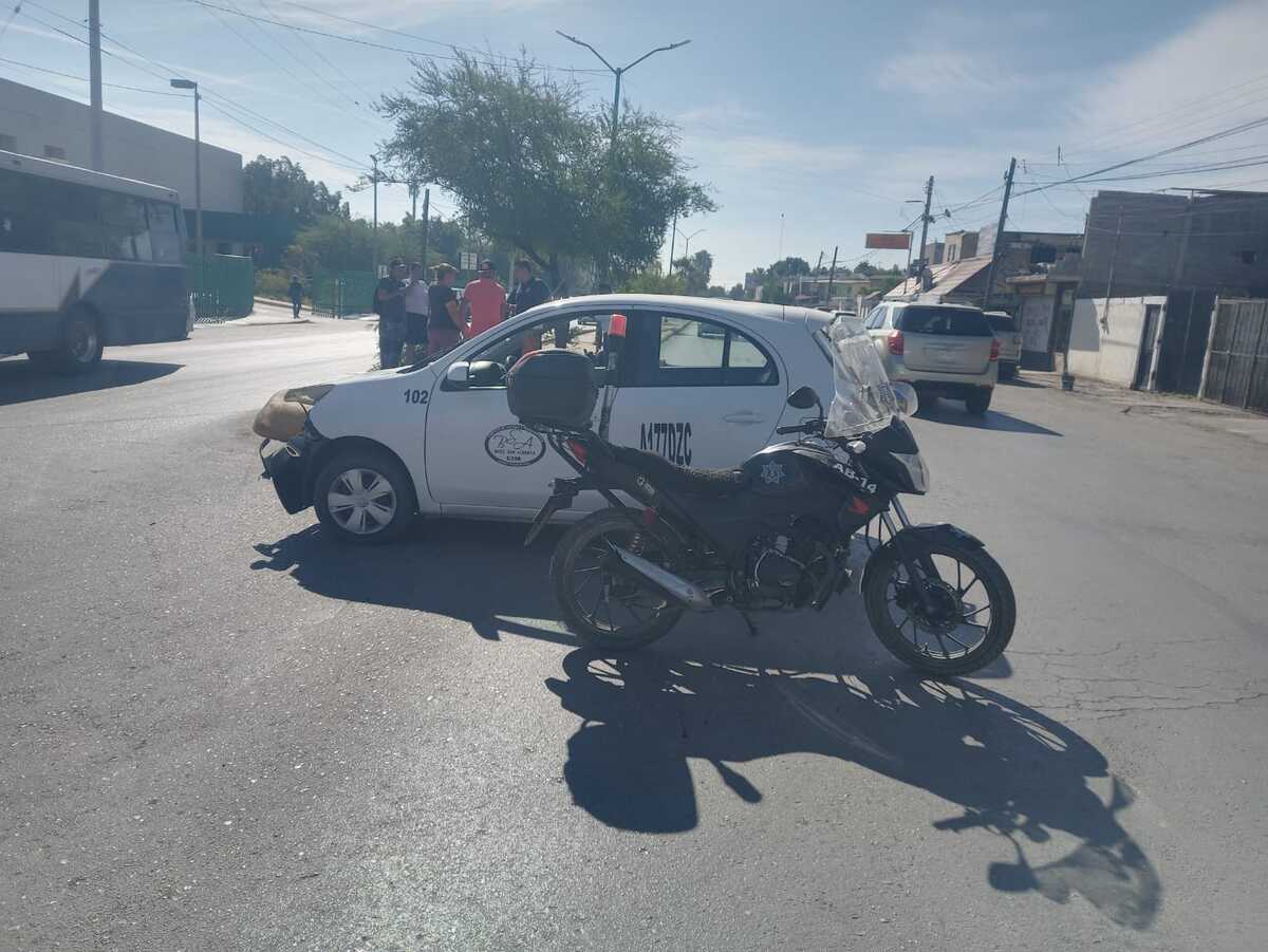 Este en el centro de Gómez Palacio entre un taxi y una motocicleta | Especial