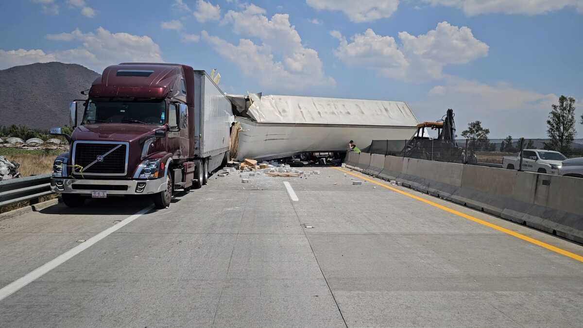 Cinco tractocamiones estaban implicados en el choque. (Cortesía)