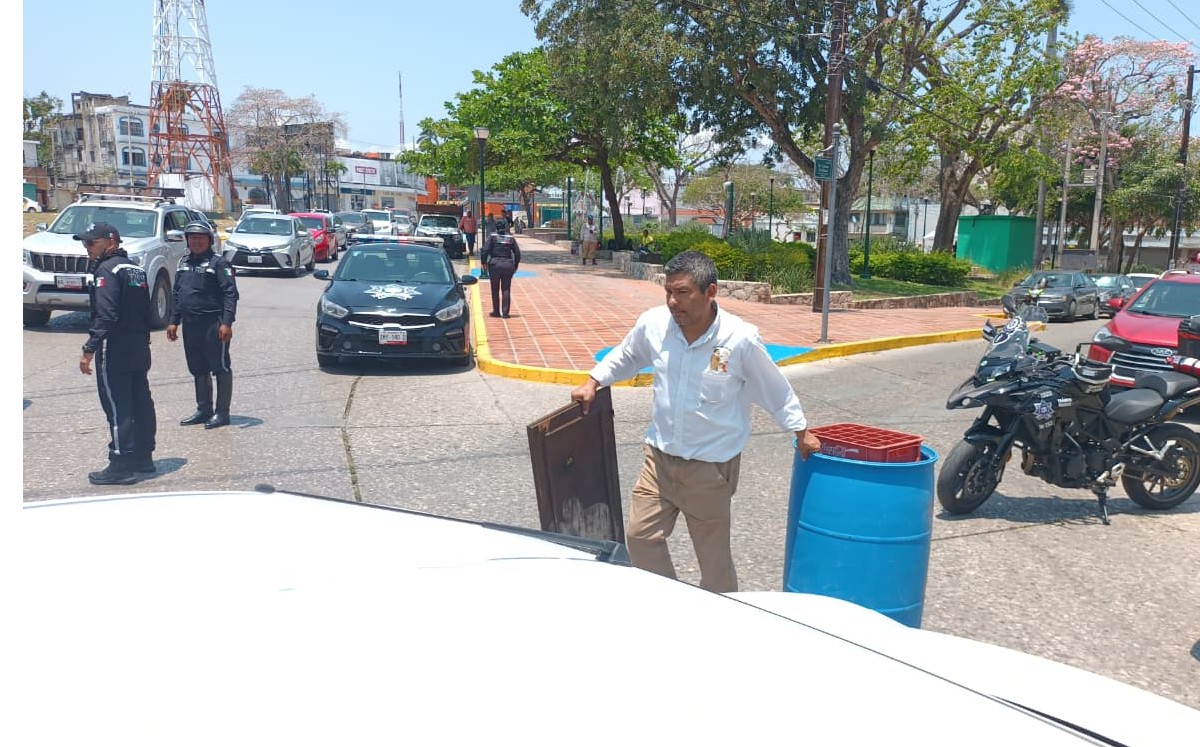 Ciudadano bloquea acceso a Centro de Tampico-calle Altamira; pide justicia. | Jesús Alberto García