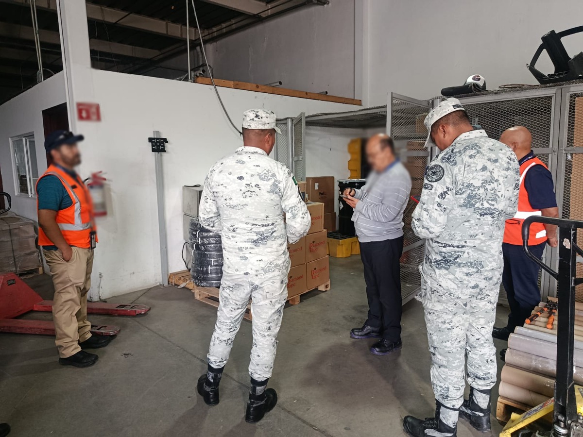 Elementos de la Guardia Nacional detectaron el mercurio en cuatro cajas. | Foto: Especial