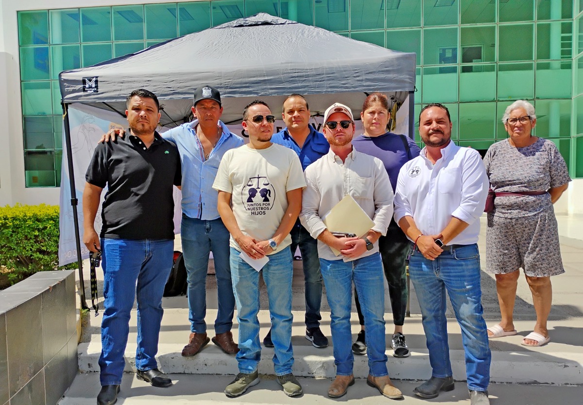 Integrantes del colectivo 'Juntos por Nuestros Hijos'.| Roberto Amaya.