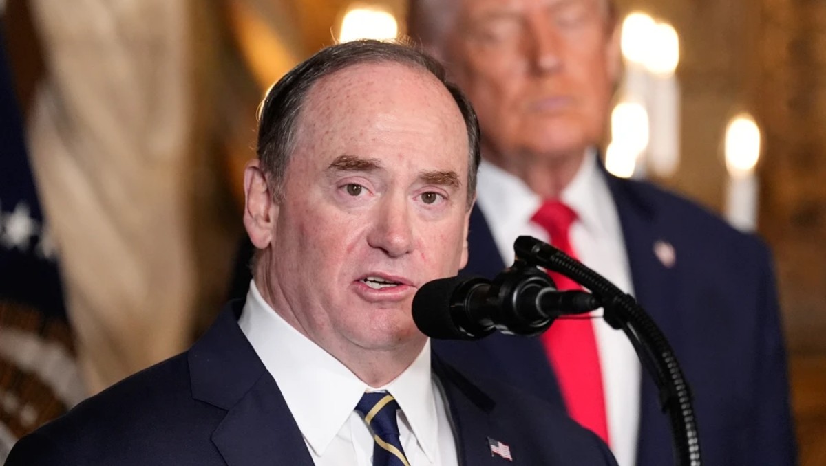 John Phelan junto a Donald Trump en el club Mar-a-Lago en 2025 | Foto: AP