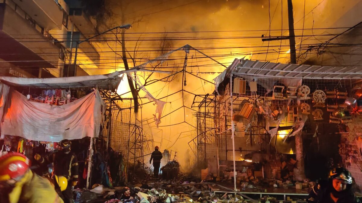 Las llamas alcanzaron hasta siete metros de altura en la zona comercial. | Foto: @Rescate_Condor