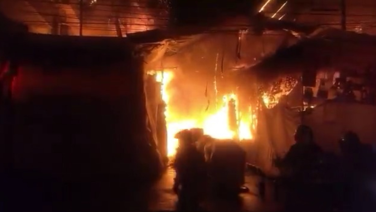 Las llamas alcanzaron hasta siete metros de altura en la zona comercial. | Especial