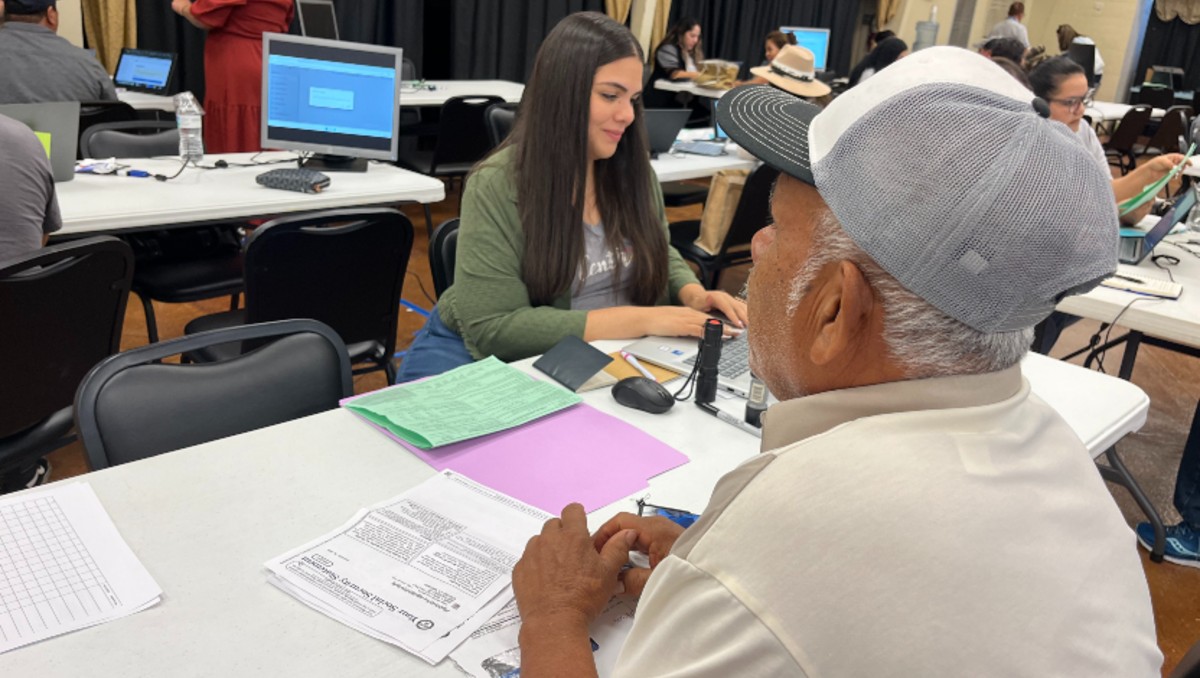 El migrante José Espinoza salió con temor de casa para declarar impuestos | Foto: Gardenia Mendoza