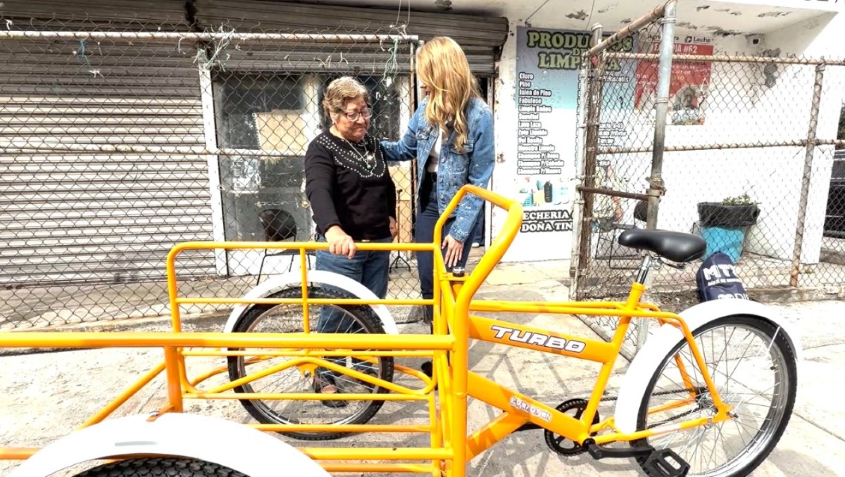 El municipio regio le entregó un triciclo nuevo para que pudiera continuar con sus labores. Foto: Especial