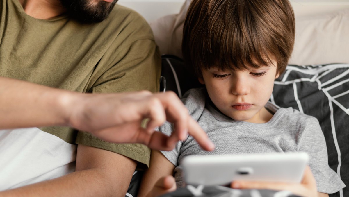 Algunos padres y madres sienten culpa al exponer a sus hijos a las pantallas | Freepik