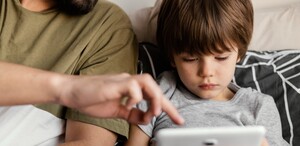 Algunos padres y madres sienten culpa al exponer a sus hijos a las pantallas