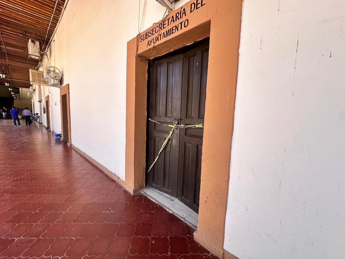 Personal de la subsecretaría del Ayuntamiento de Lerdo fue evacuado luego de un fuerte 'crujido' en el techo. (Luis Alatorre)