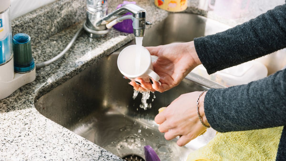 ¿Planchar y mojarse las manos causa artritis? Mitos y realidades | Especial