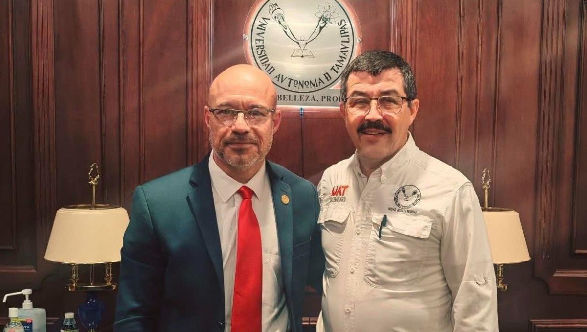 Raúl Betancourt, líder de la A.C. y el rector de la UAT. (Especial)