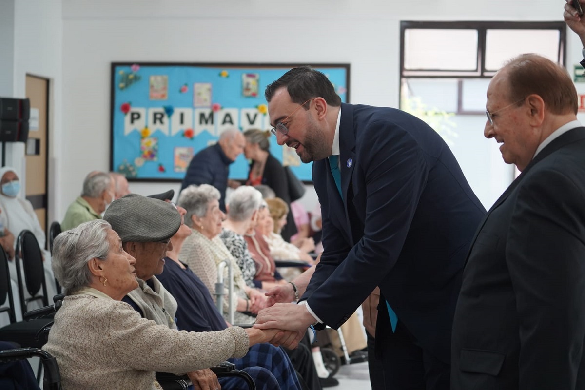 Durante su recorrido por el país, el presidente del Principado de Asturias reconoció la labor de la Sociedad de Beneficencia Española. (JC Fernández)