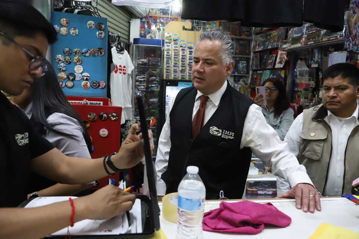 Santiago Nieto, titular del IMPI, durante el operativo contra la piratería deportiva en calles del Centro Histórico. Foto: Jesús Quintanar