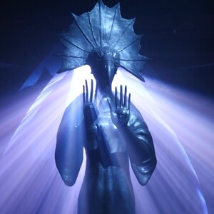 La serie de esculturas monumentales, desarrollada durante una década, forma el núcleo impactante de la exhibición. | Foto: Ariana Pérez