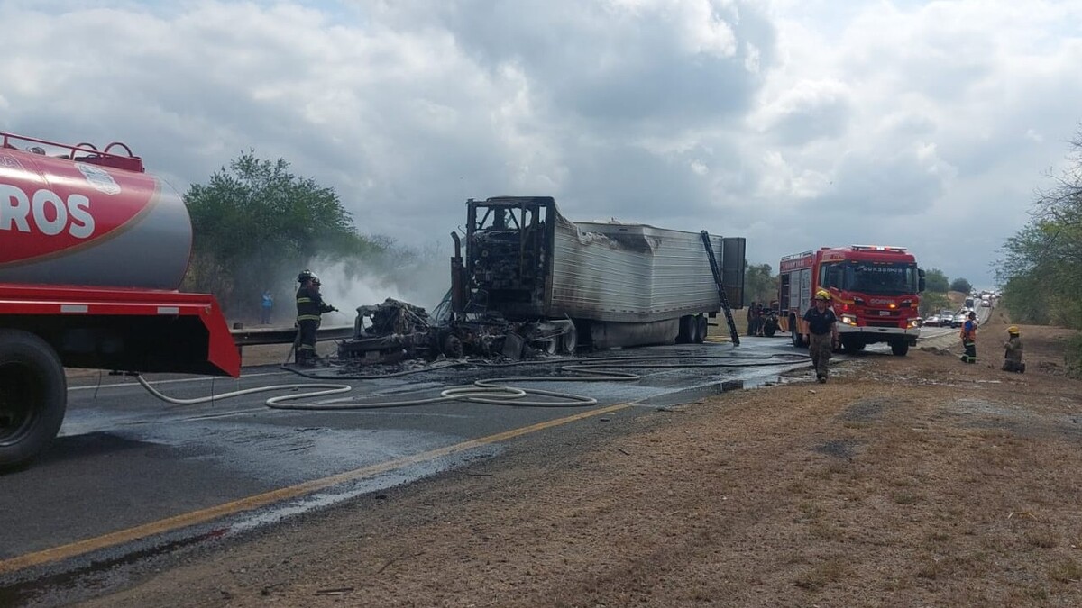 Tráiler cargado de carne se incendia en carretera Tampico-Mante