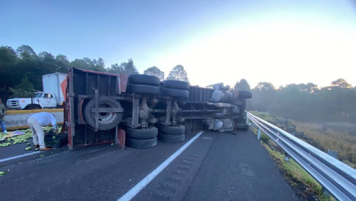 El tráiler cargado con magos afecta la circulación en la México-Cuernavaca. Foto: (Especial)