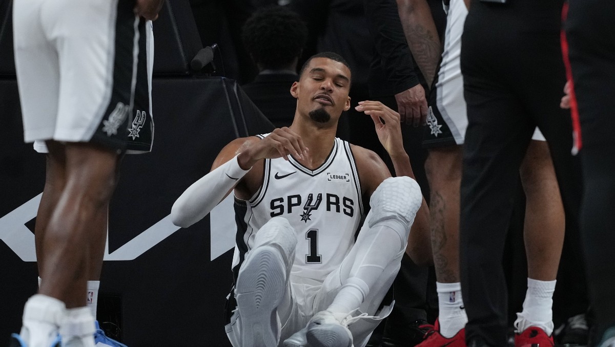 Victor Wembanyama sufre una conmoción tras caer de cara en derrota de los Spurs (AP)
