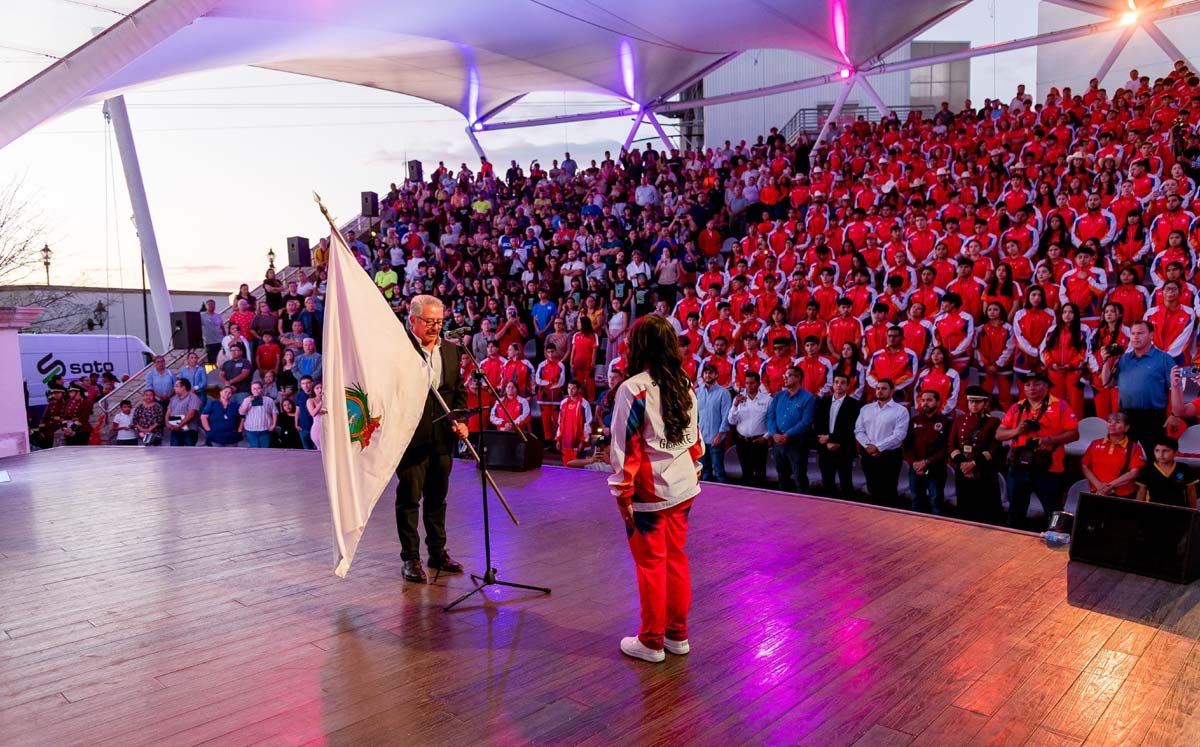 Abanderan deportistas en Durango. | Foto: Especial