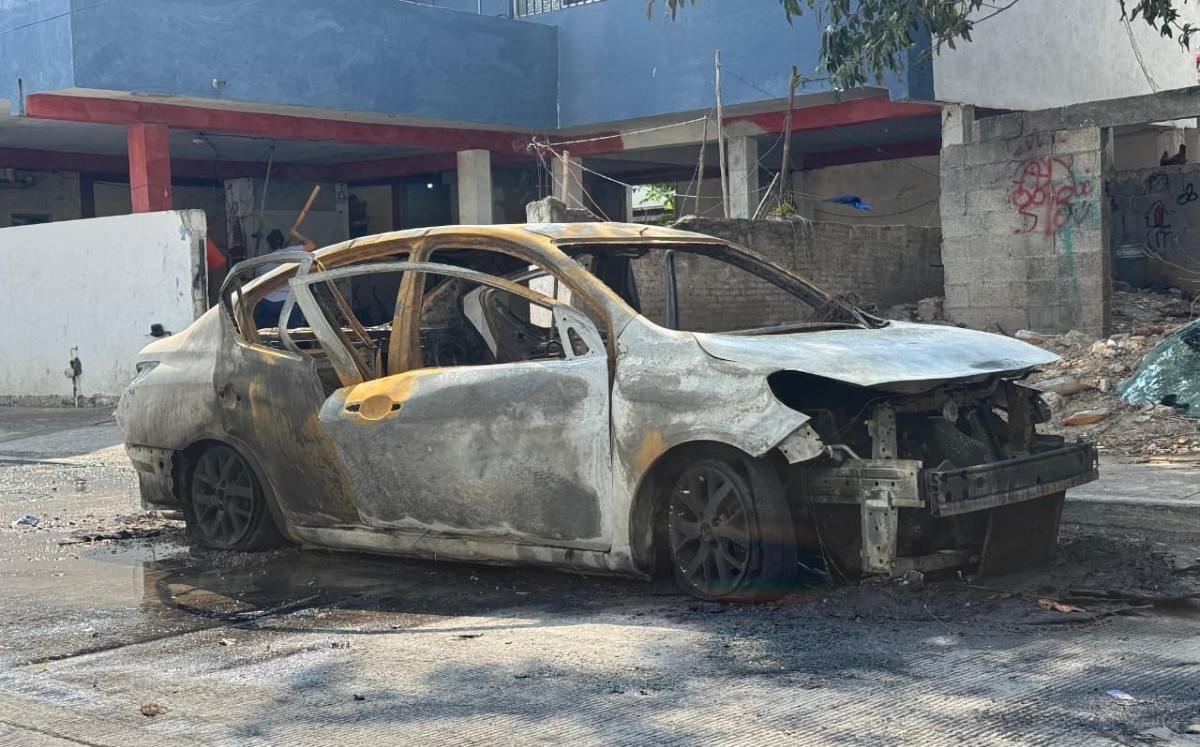 Auto incendiado en la Colonia Cascajal en Tampico. | Alberto Cano