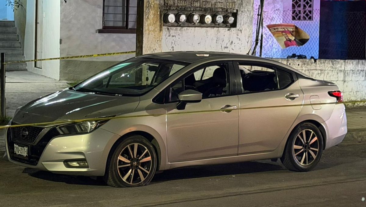 El auto tenía el parabrisas dañado, la ventana del conductor y los vidrios traseros completamente quebrados. Fernanda Pérez