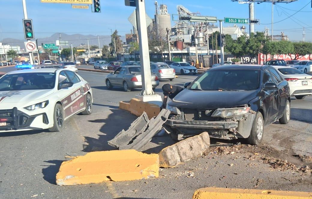 Automovilista se impactó contra cordonería en Gómez Palacio | Especial