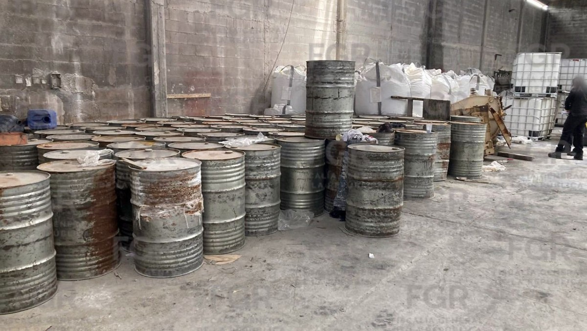 Las autoridades federales aseguraron 404 tambos que contenían acetona. Foto: Especial
