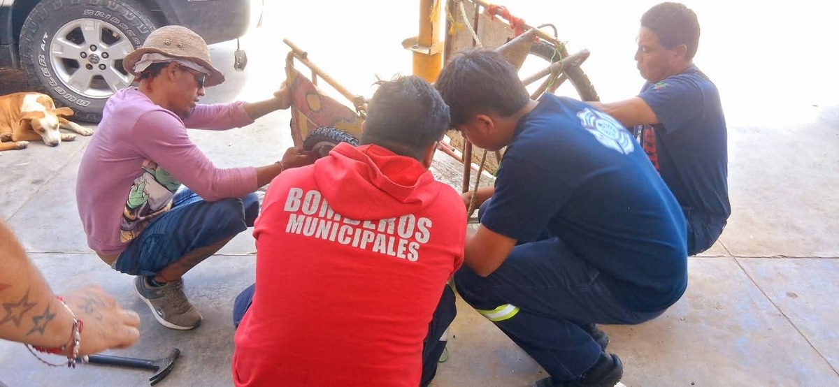 Bomberos de San Pedro colocaron neumáticos nuevos al triciclo de Meny | Damián Ramírez