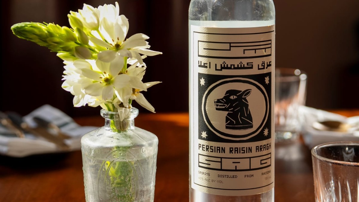 Botella de 'aragh sagi' marca SAG, el licor nacional de Irán | Foto: The New York Times