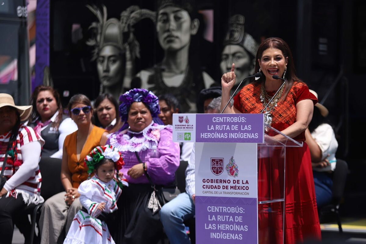 Clara Brugada acompañada de mujeres indígenas, en su participación en la presentación del Centrobus. | Foto: Graciela López / Cuartoscuro