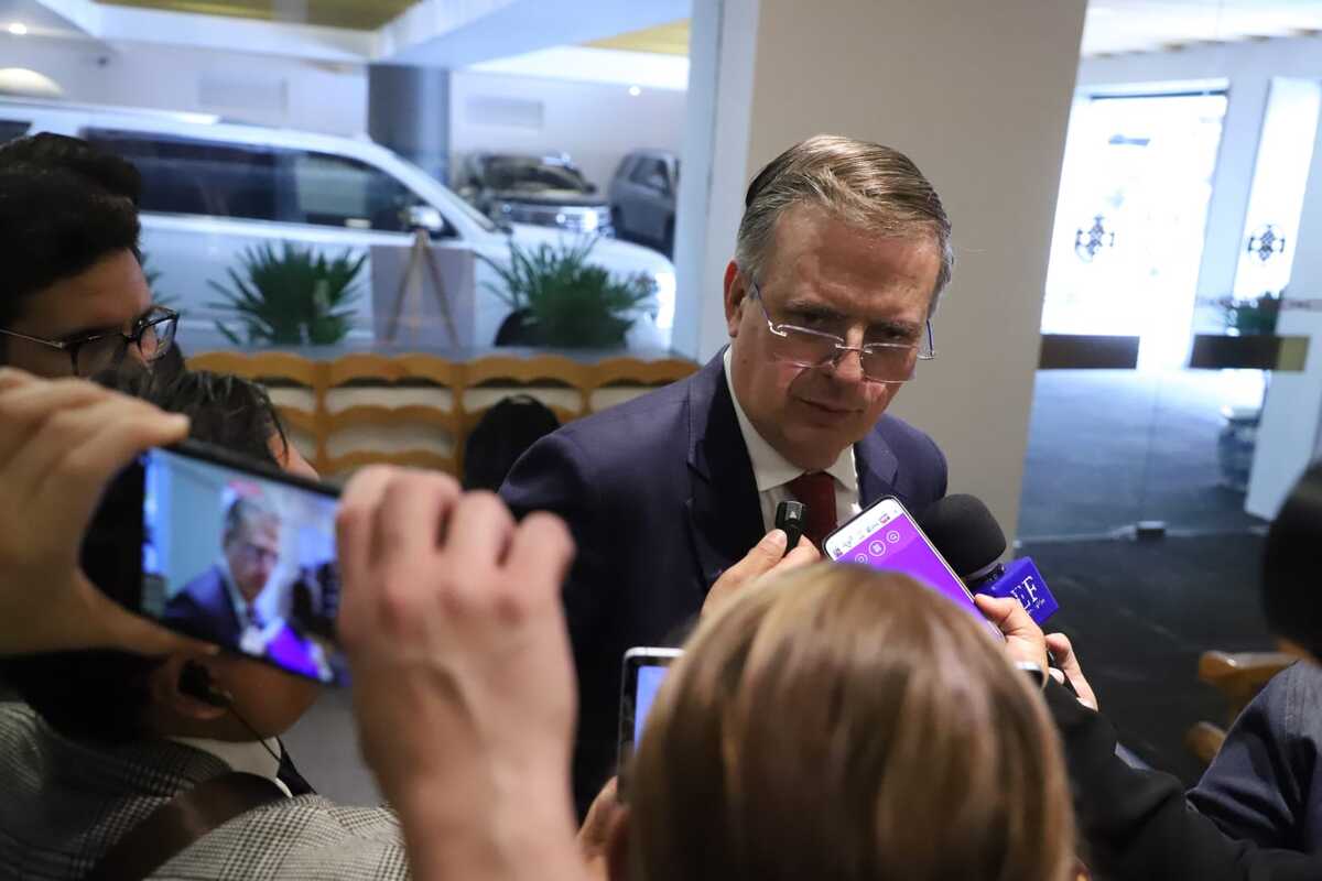 Ebrard, previamente, descartó el uso indebido de gastos durante la estancia de su hijo en la embajada. | Foto: