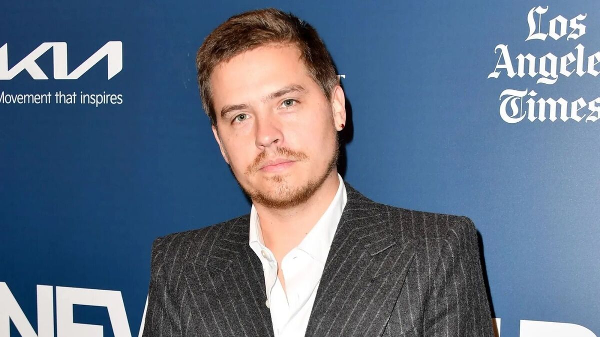 Exponen video de Dylan Sprouse portando arma contra intruso en su casa