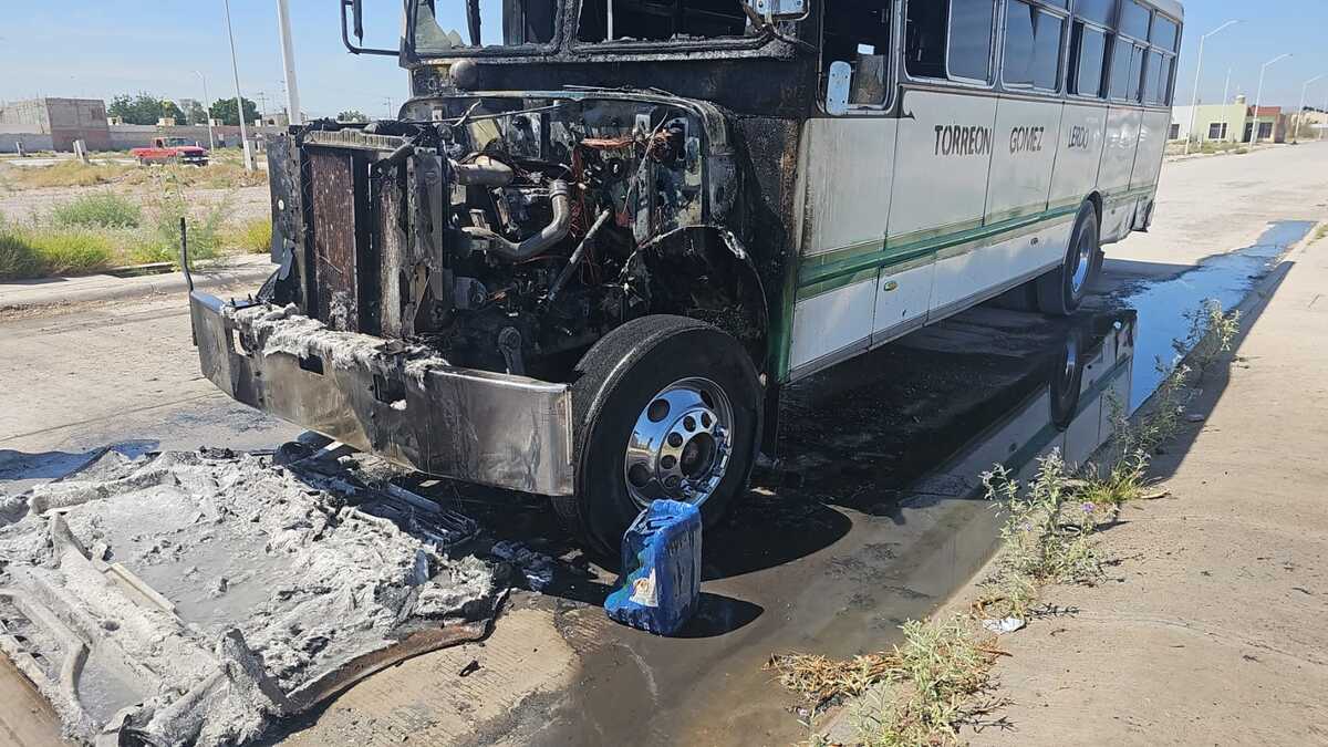 Este jueves se incendió un camión de la ruta Moctezuma, mismo que estaba abandonado | Especial