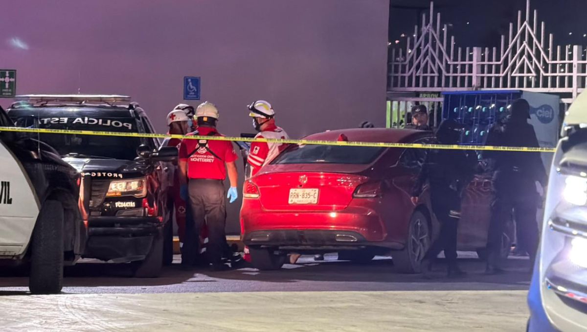 El lesionado conducía un automóvil de la marca MG en color rojo cuando fue agredido a balazos. Fernanda Pérez