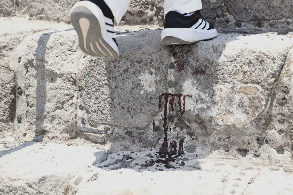 Mancha hemática en la escalinata de la pirámide, en Teotihuacan. | Foto Javier Ríos