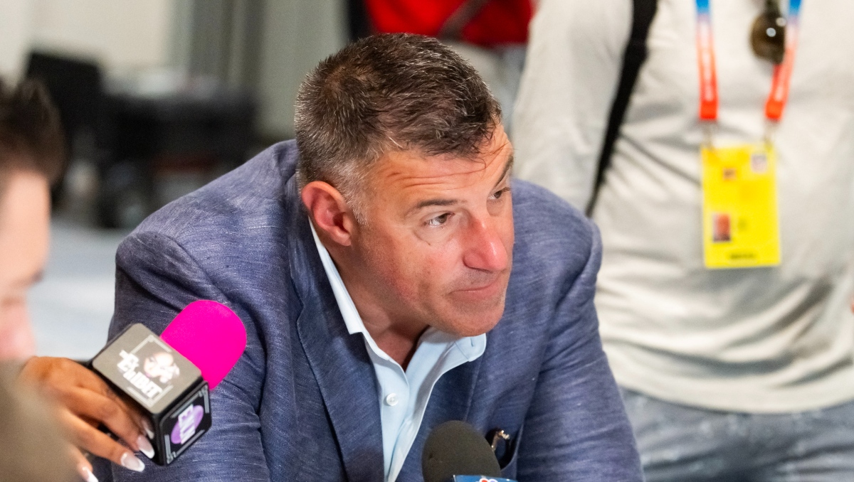 Mike Vrabel pide una baja indefinida de New England Patriots tras escándalo con una periodista (Reuters)