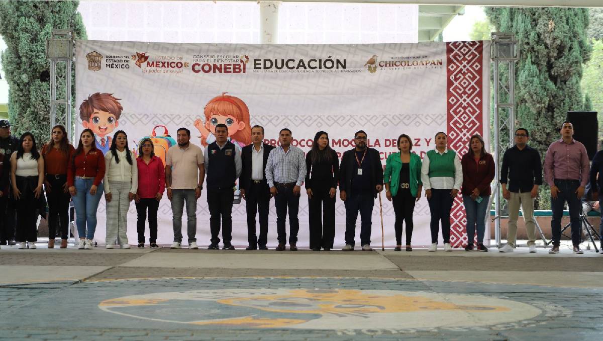 Los padres de los estudiantes colaboraron en la revisión de mochilas para garantizar la seguridad en planteles. Foto: (Especial)